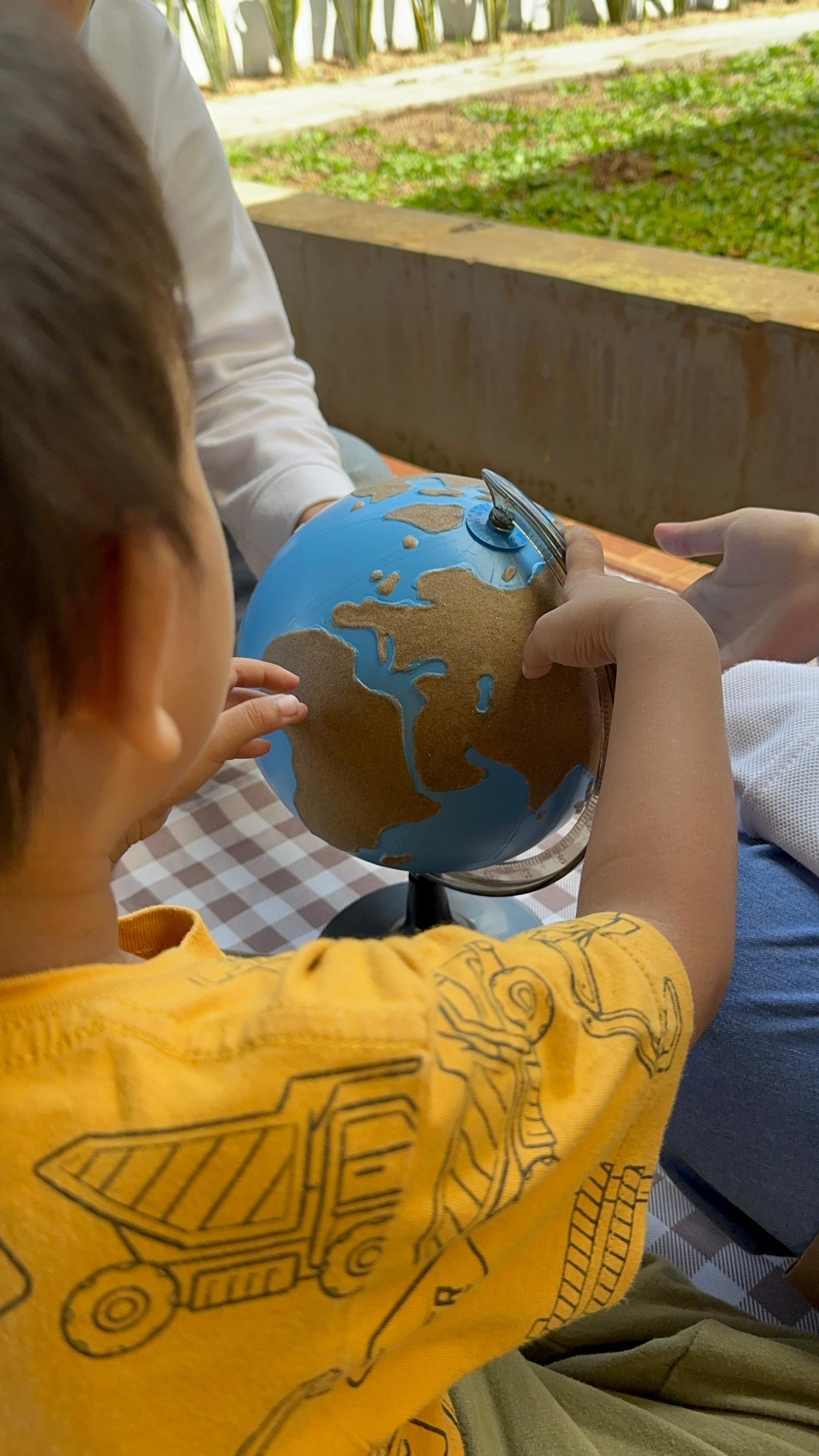 Cara Efektif Stimulasi Motorik Anak dengan Mainan Kayu Montessori - Artikel Edukasi iRentKids.com